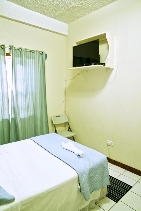 Tropical Breeze Vacation Home And Apartments โกรส อิส์ลีต ภายนอก รูปภาพ